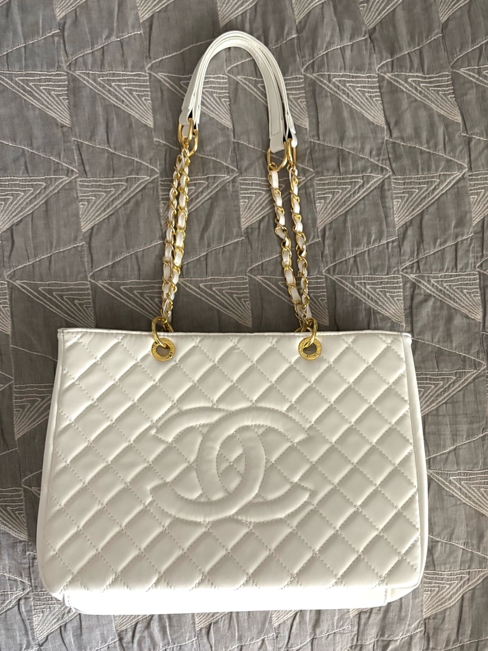 NWOT Classic Quilted Shoulder Bag with Gold Chain - Picture 2 of 11
